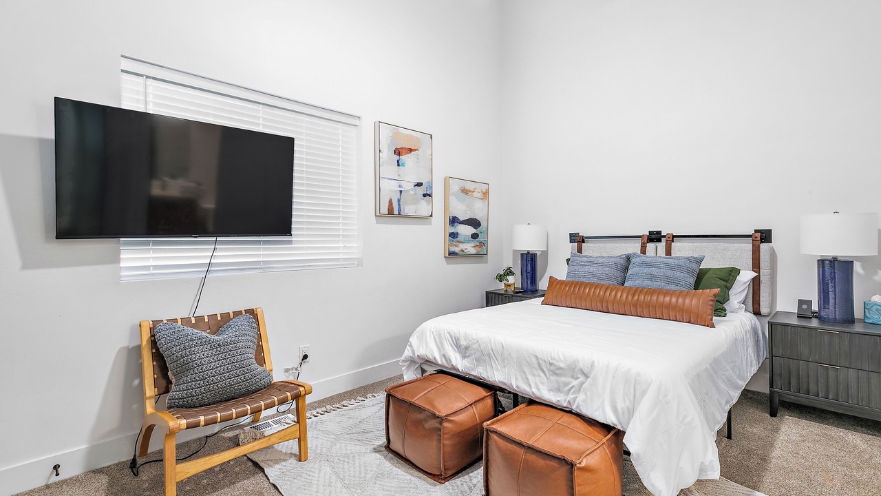 Photo of Bedroom in People's Freeway