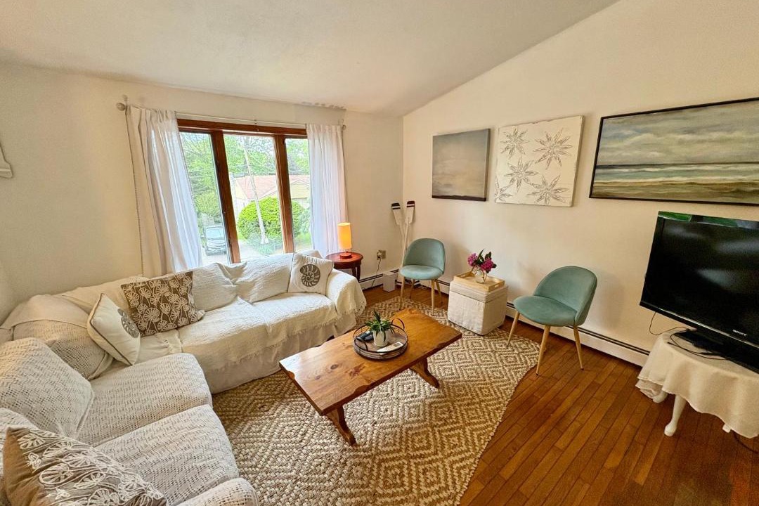 Photo of Livingroom in Saunderstown
