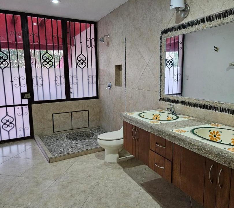 Photo of Bathroom in Burgos Bugambilias
