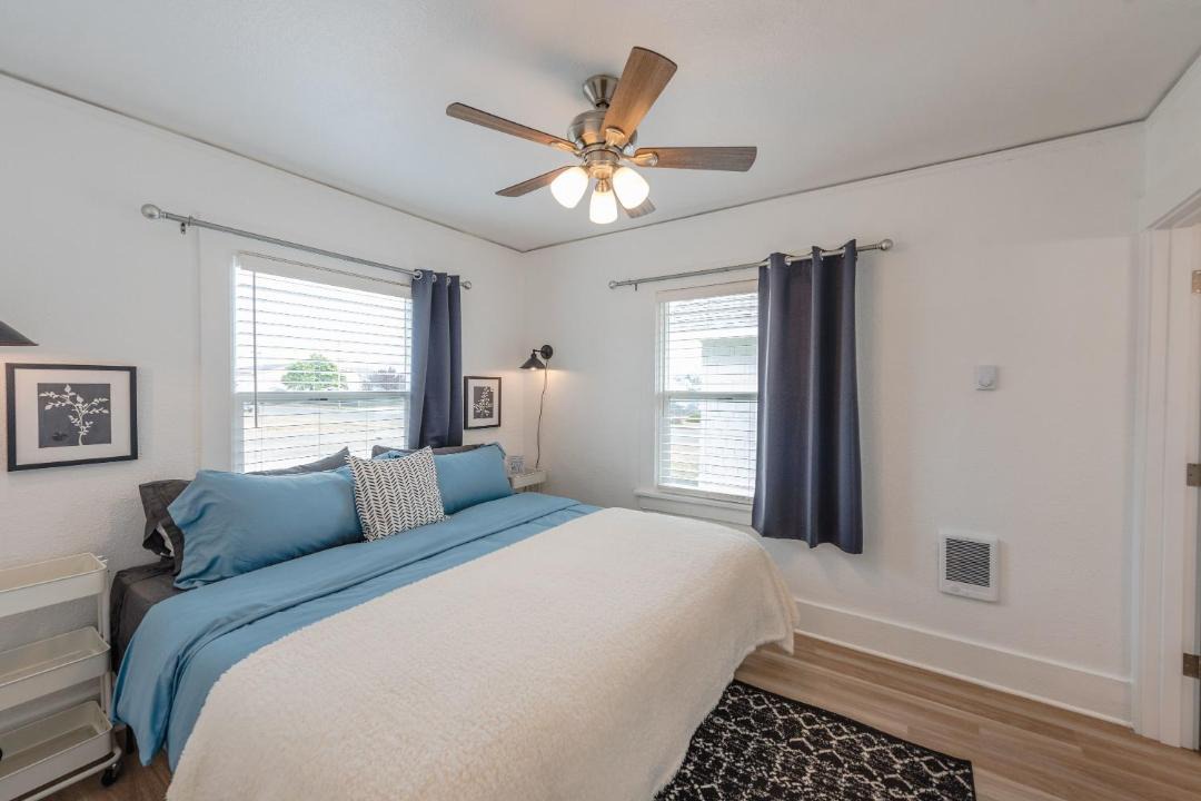 Photo of Bedroom in Coos Bay