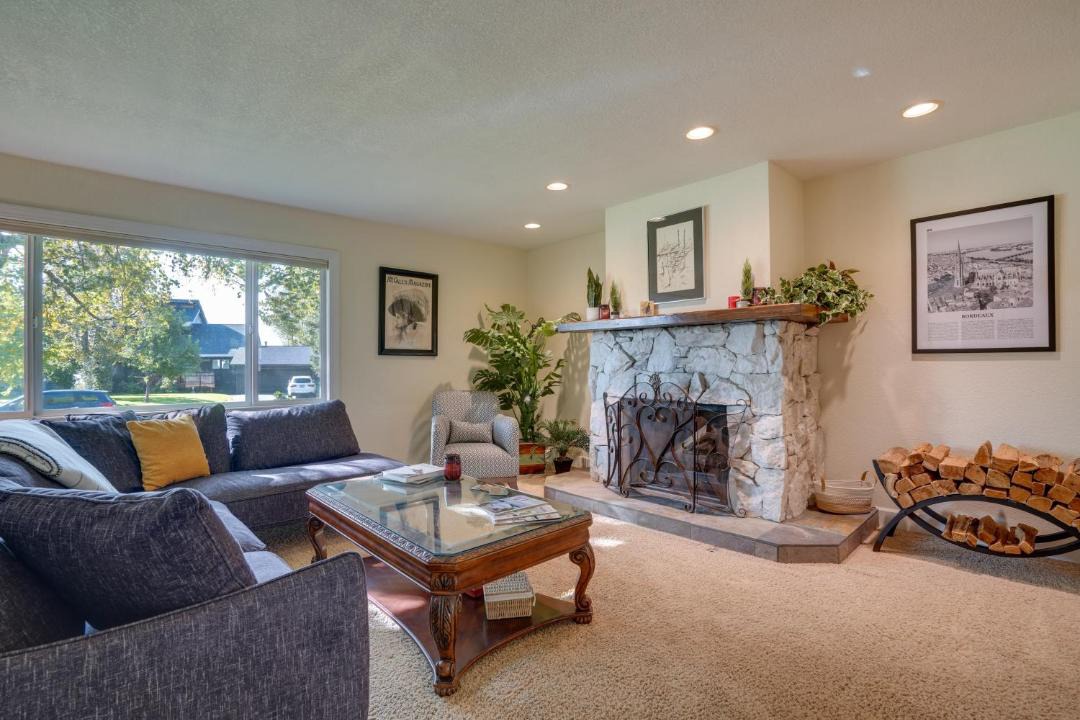 Photo of Livingroom in Old Seward - Oceanview