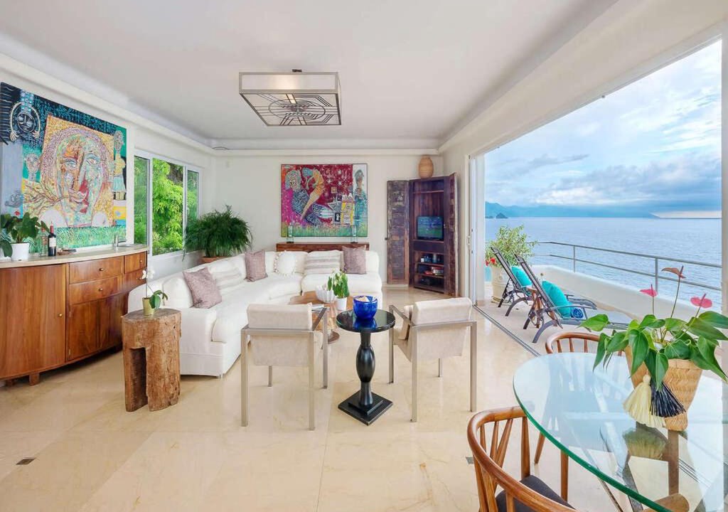 Photo of Livingroom in South Shore Hotel Area