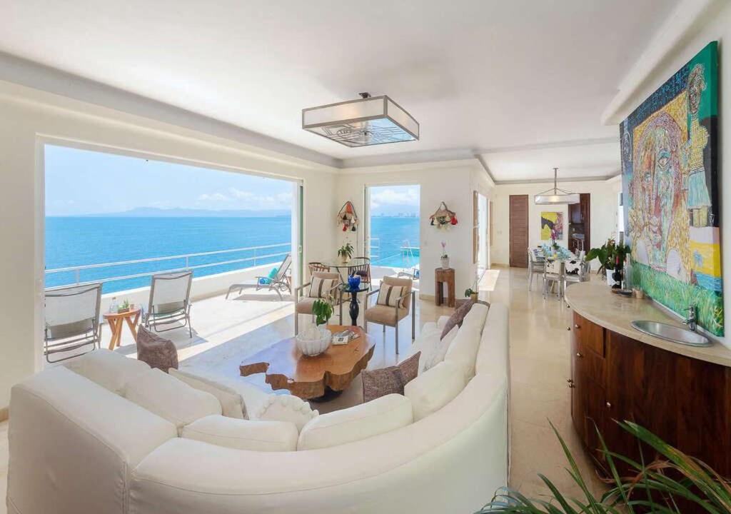 Photo of Livingroom in South Shore Hotel Area