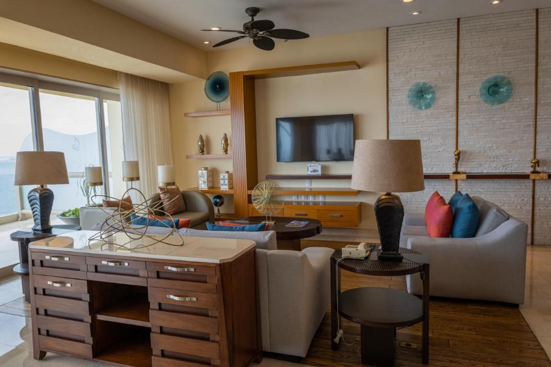 Photo of Livingroom in South Shore Hotel Area