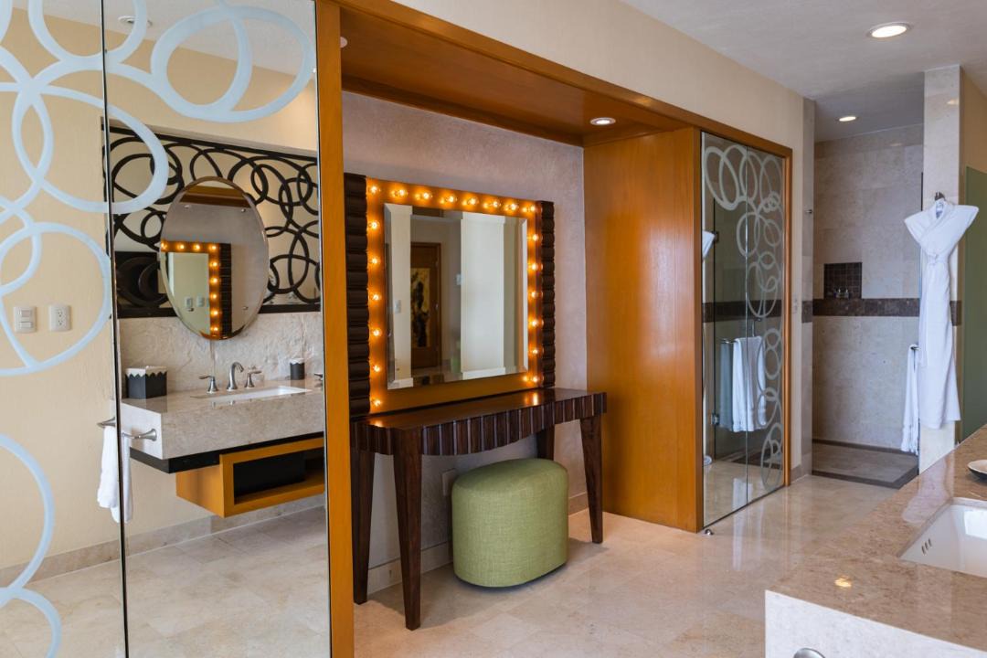 Photo of Livingroom in South Shore Hotel Area