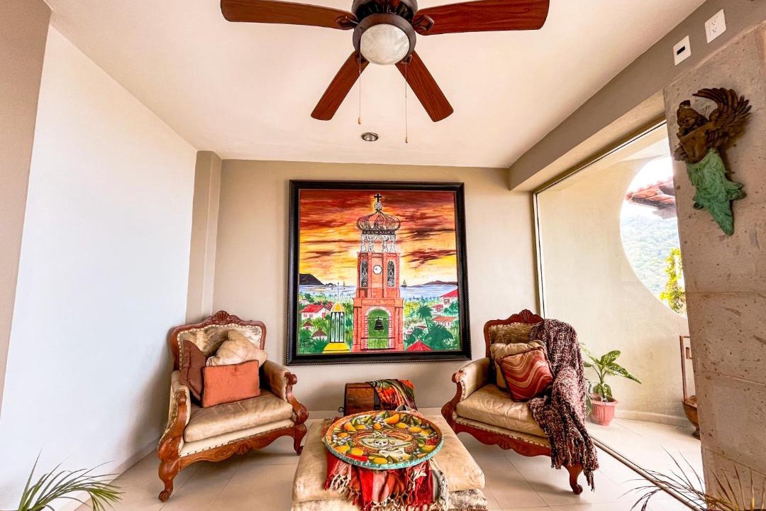 Photo of Livingroom in South Shore Hotel Area