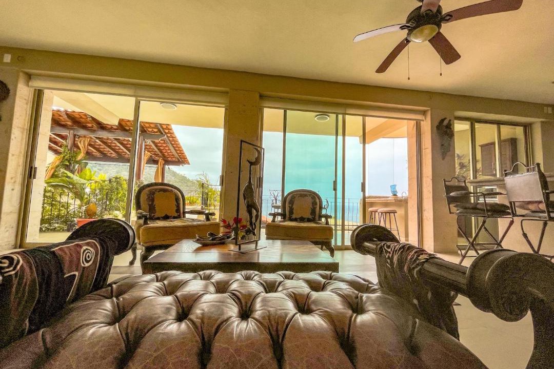 Photo of Livingroom in South Shore Hotel Area