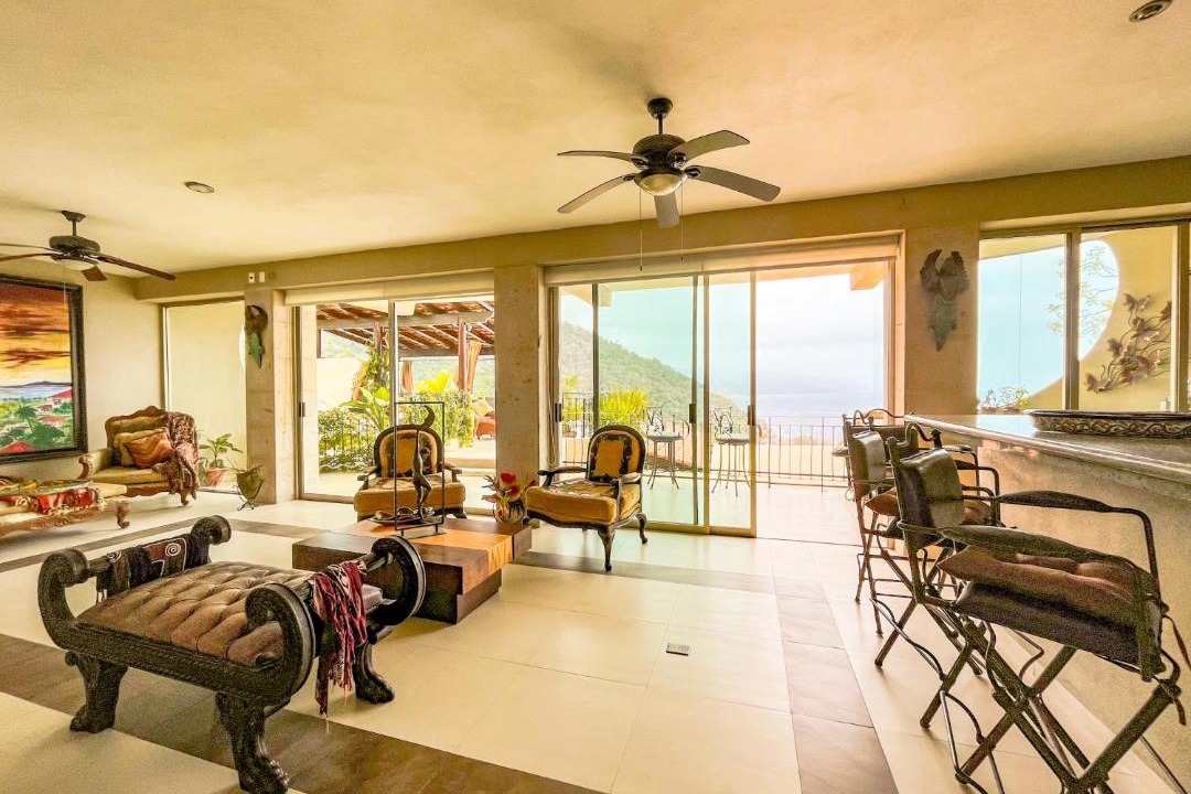 Photo of Livingroom in South Shore Hotel Area