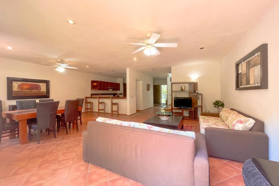 Photo of Livingroom in South Shore Hotel Area
