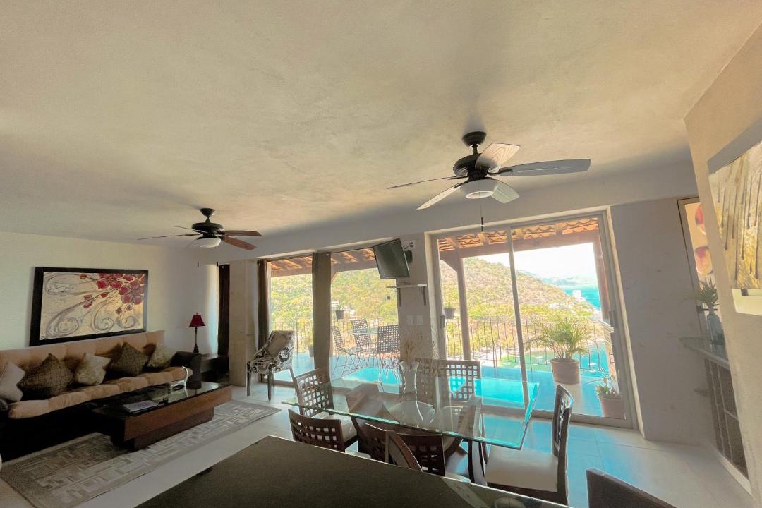 Photo of Livingroom in South Shore Hotel Area