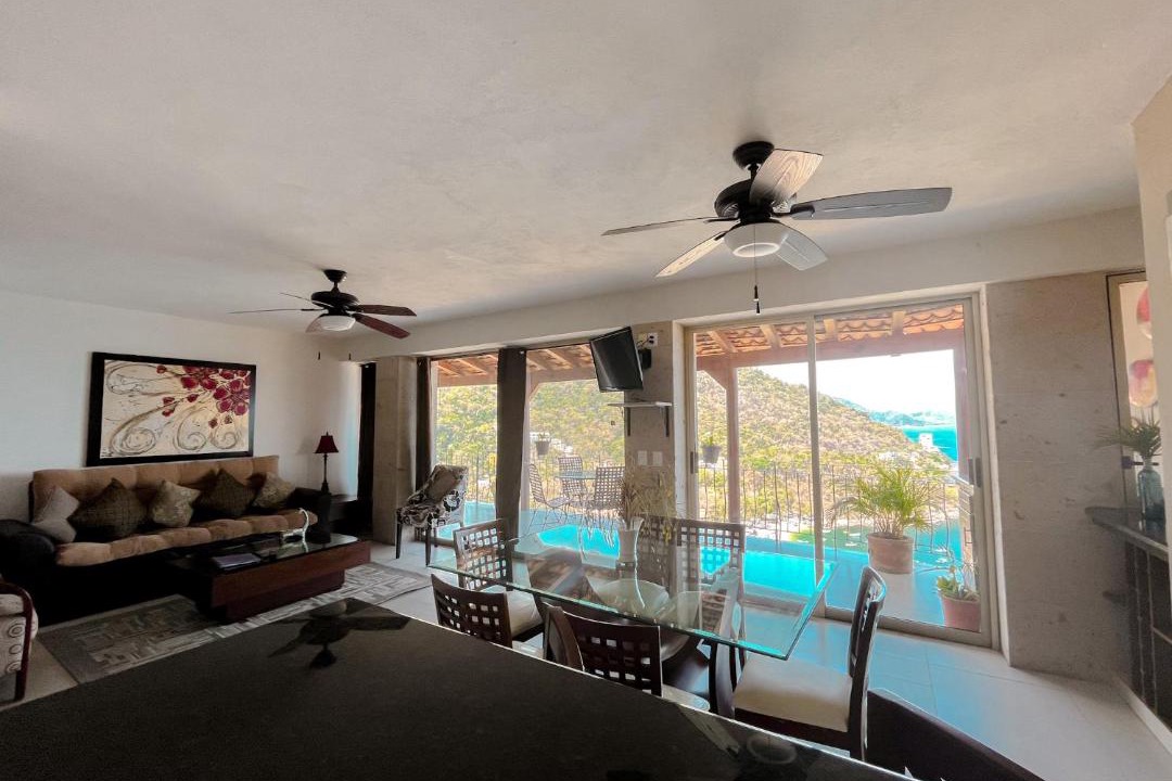 Photo of Livingroom in South Shore Hotel Area