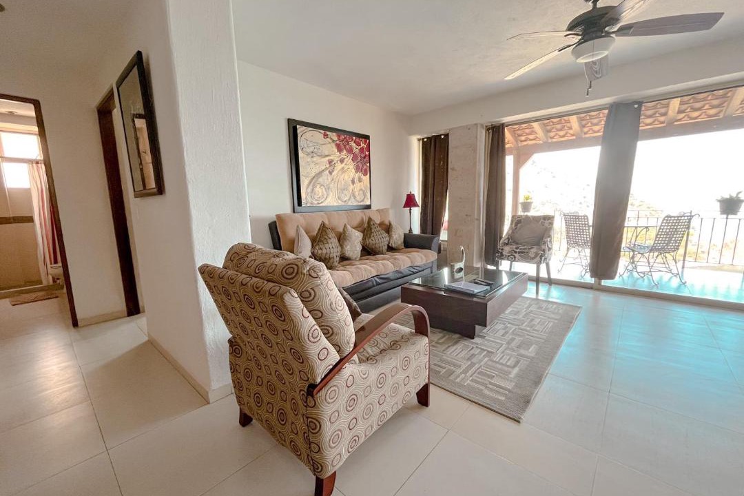 Photo of Livingroom in South Shore Hotel Area
