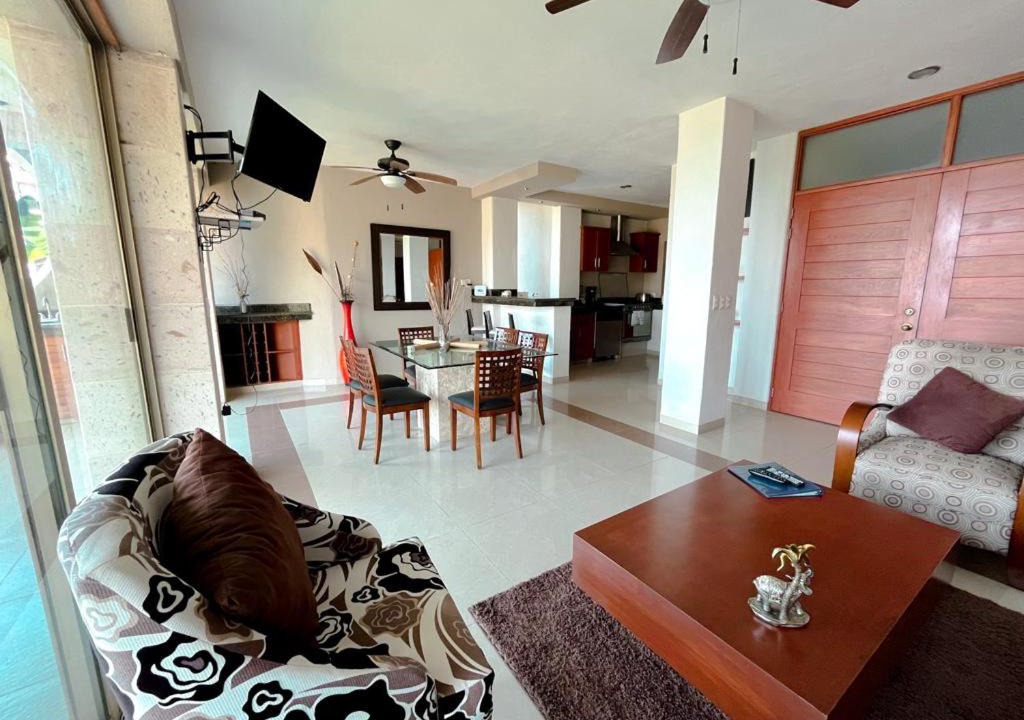 Photo of Livingroom in South Shore Hotel Area