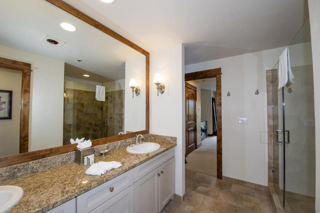 Photo of Bathroom in Four O'Clock