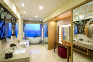Photo of Bathroom in South Shore Hotel Area