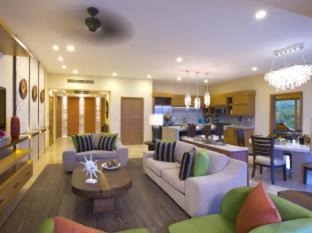 Photo of Livingroom in South Shore Hotel Area