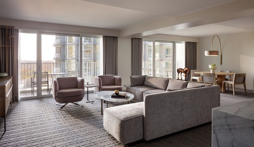 Producers Suite, 1 Bedroom, 1 King Bed (Hearing & Mobility Accessible)