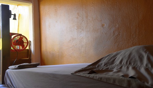 Dormitorio con banos del jardin