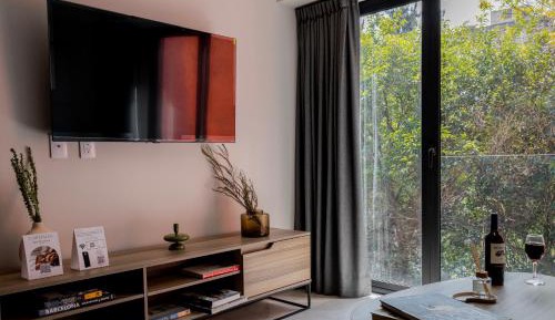 Signature Apartment, Street view