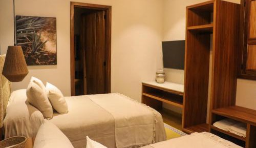 Deluxe Queen Suite