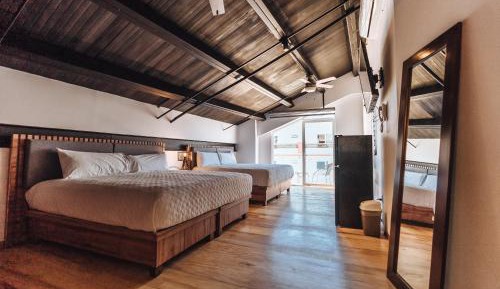 Deluxe King Suite