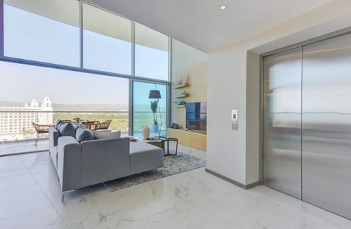 Flamingos Apartment | Beachfront Marítima Penthouse w/ 2 Pools & Gym