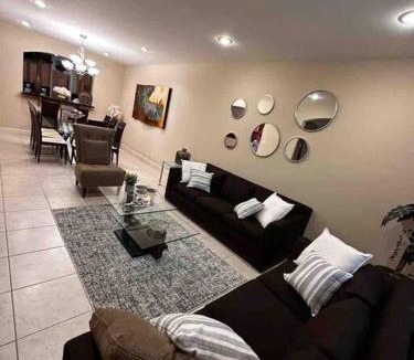 McAllen Apartment | Hermosa casa dentro del lujoso condominio con alberca y mas