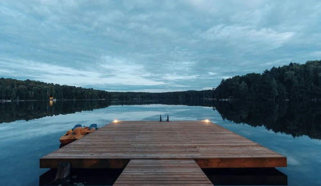 Spacious 5-bedrm luxury lake house in Haliburton with sauna, wifi, 2nd cottage +