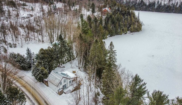 Ô Lac - waterfront, cozy, rustic cottage!