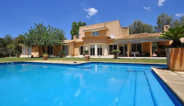 Villa con piscina y pista de tenis privada ideal para familias. - WiFi Gratis by Interhome