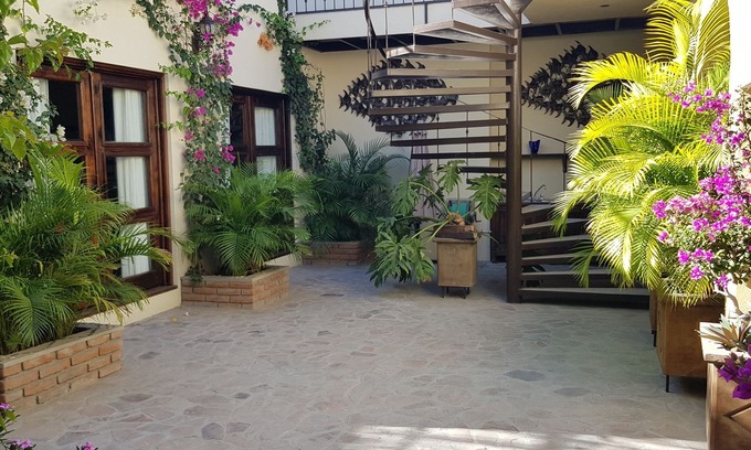 Esterito Hotel | Posada de las Flores La Paz
